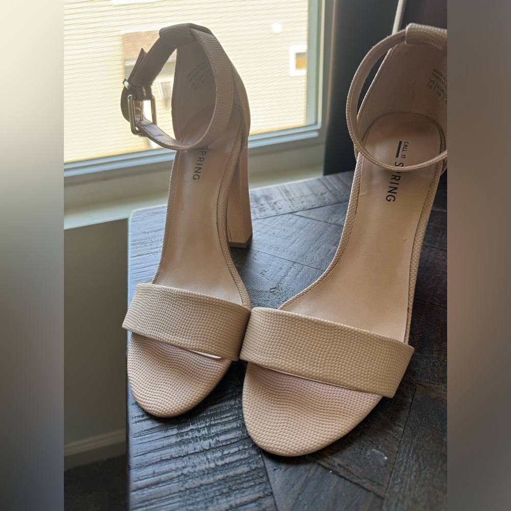 Call it Spring sandals 👡